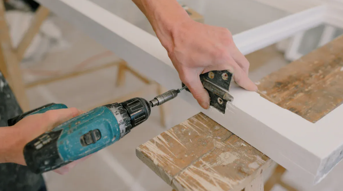 دليل لتركيب مفصلات الفولاذ المقاوم للصدأ على الأبواب والخزائن